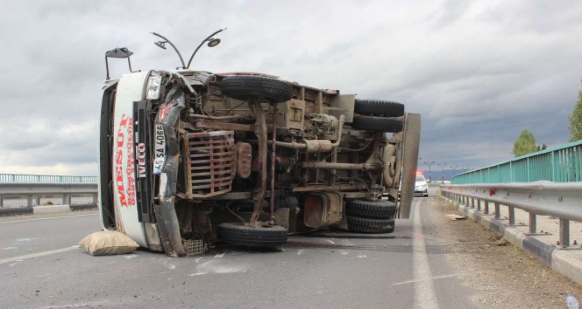 Manisa'da kamyonet köprü üzerinde devrildi: 3 yaralı
