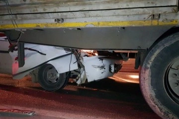 Manisa'da minibüs tıra arkadan çarptı: 2 ölü