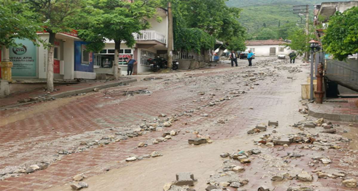 Manisa'da sel felaketi: 17 ev hasar gördü