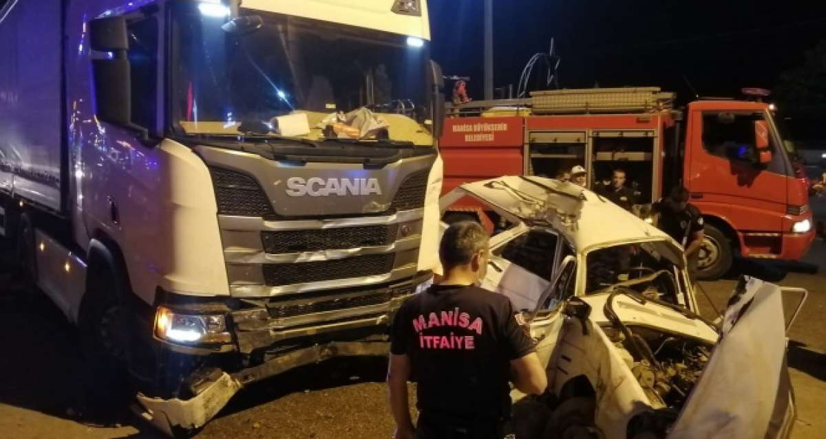 Manisa'da tır otomobili biçti: 1'si ağır 2 yaralı