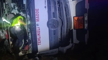 Manisa'da yakıt tankeri devrildi: 3 kişi yaralandı