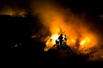 Manisa’da yanan geri dönüşüm tesisine 7 milyonluk ceza