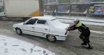 Mardin’de etkili olan kar yağışı sürücülere zor anlar yaşattı