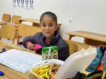 Mardin’de köy köy gezilip çocuklara 3 ayda 2 bin pizza dağıtıldı