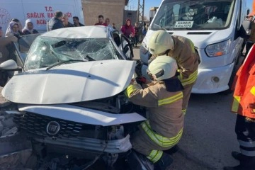 Mardin'de minibüs ile otomobil çarpıştı: 2'si çocuk 6 yaralı