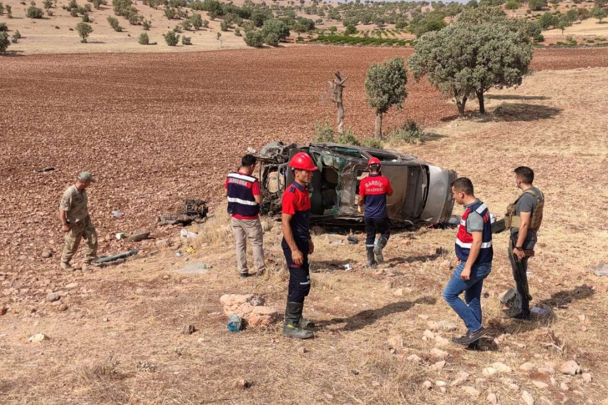 Mardin'de otomobil takla attı: 2 asker hayatını kaybetti