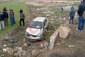 Mardin'de otomobil yol kenarına uçtu: 2'si ağır 5 yaralı