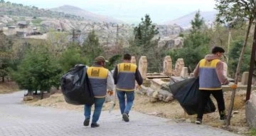 Mardin’de Ramazan Bayramı öncesi mezarlıklarda temizlik ve bakım çalışması