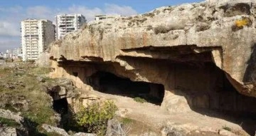 Mardin’de şehrin merkezindeki mağaralar dikkat çekiyor