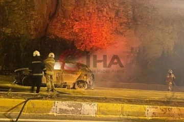 Mardin’de seyir halindeki otomobil alev alev yandı