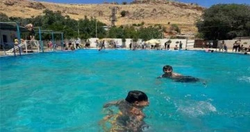 Mardin’de sıcaktan bunalan vatandaşlar Gurs Vaidisi’ne akın ediyor