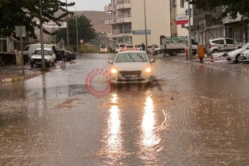 Mardin’de şiddetli yağmur yolları göle çevirdi