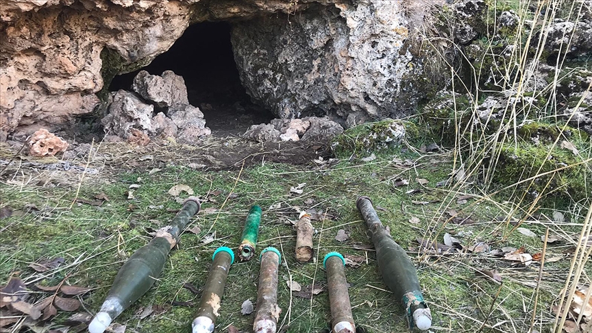 Mardin'de teröristlerin kullandığı sığınakta roketatar mühimmatları ele geçirildi