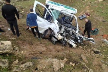 Mardin&rsquo;de tır ile pikap kafa kafaya &ccedil;arpıştı: 1 &ouml;l&uuml;, 7 yaralı