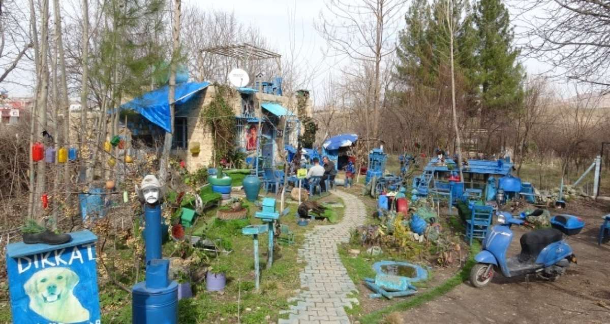 Mardin'deki bu evin bahçesi 'Şirinler köyünü' andırıyor