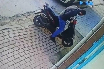Marketin &ouml;n&uuml;nde duran motosikleti g&uuml;peg&uuml;nd&uuml;z &ccedil;aldı