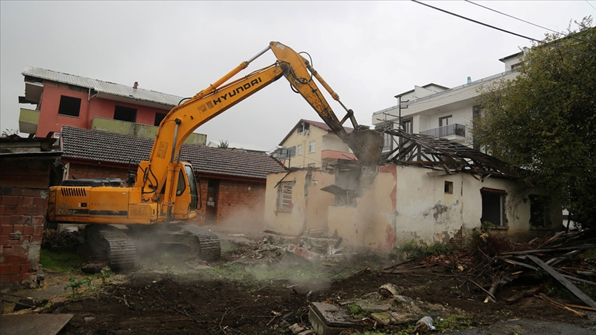 Marmara Depremi'nin 'merkez üssü'nde hasarlı binalar yıkılıyor