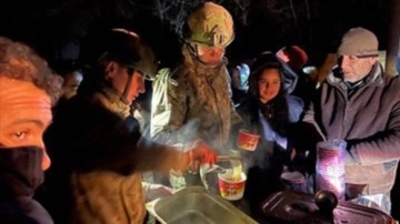 Mehmetçik deprem bölgesinde 40 bin kişilik sıcak yemek dağıttı