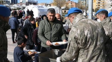 Mehmetçik, güvenliğini sağladığı depremzedelere sıcak yemek hizmeti de veriyor