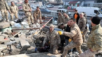 Mehmetçik, Hatay'daki çadır kurma faaliyetlerine destek veriyor
