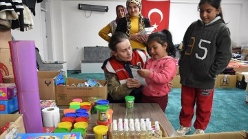Mehmetçik kırsaldaki depremzedelerin ihtiyaçlarını karşılıyor