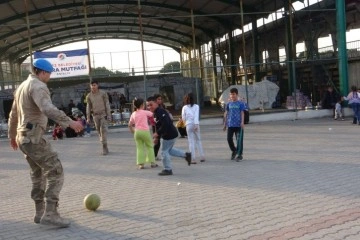 Mehmetçik'ten depremzede çocuklara moral desteği