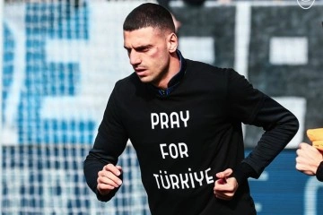 Merih Demiral ısınmaya 'T&uuml;rkiye i&ccedil;in dua et' tiş&ouml;rt&uuml;yle &ccedil;ıktı