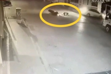Mersin'de 2 kişinin yaralandığı kaza güvenlik kamerasında