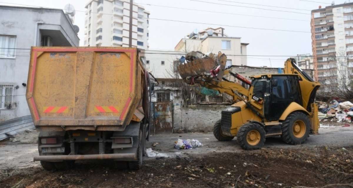 Mersin'de bir evden 5 kamyon çöp çıkarıldı
