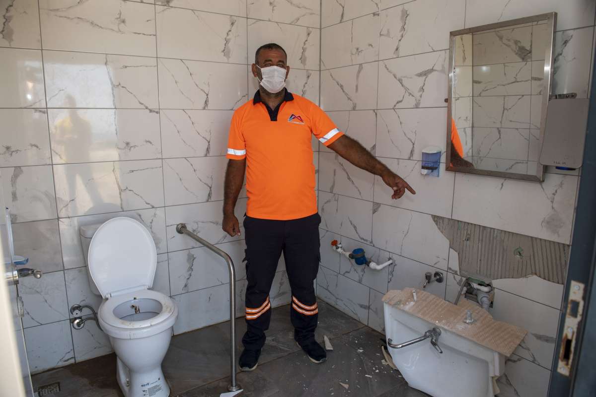 Mersin'de çirkin saldırı! Engelli tuvaletini harabeye çevirdiler