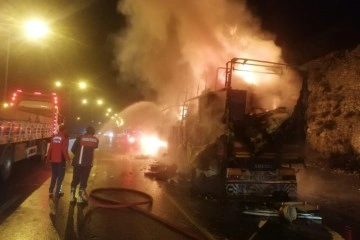 Mersin'de depremzedelerin eşyalarını taşıyan tır alev alev yandı