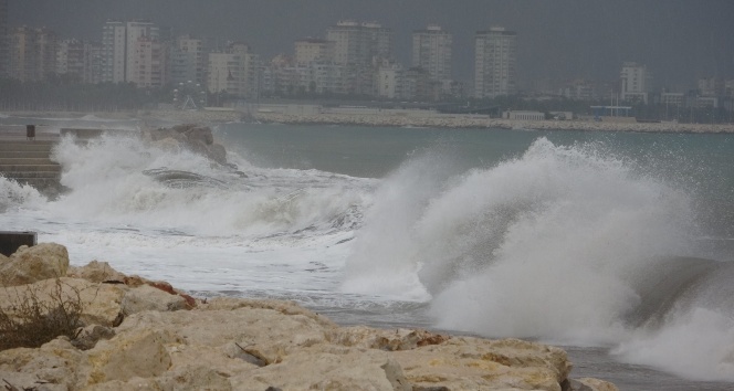 Mersin'de fırtına dev dalgalar oluşturdu