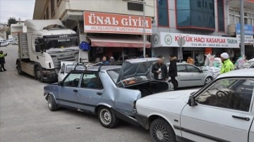 Mersin'de freni arızalanan tır 3 araca ve mağaza duvarına çarptı