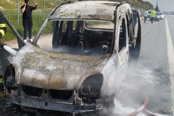 Mersin'de hafif ticari araç alev alev yandı