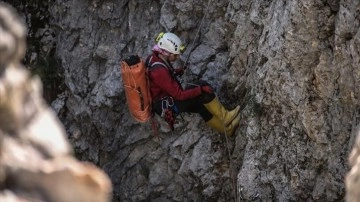 Mersin'de mağarada rahatsızlanan ABD'li dağcı Dickey'in tahliyesi sürüyor