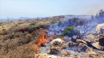 Mersin'de makilik alanda çıkan yangın söndürüldü