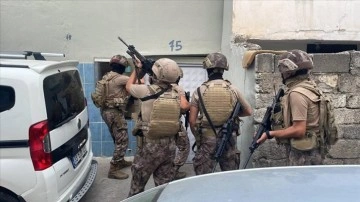Mersin'de uyuşturucu satıcılarına yönelik operasyonda 27 zanlı yakalandı
