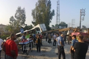 Mersin'de yolcu otobüsü önce kamyona, ardından tıra çarptı: 1 ölü, 28 yaralı