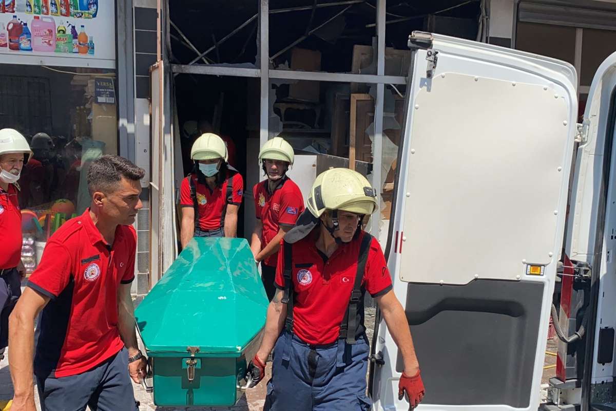 Mersin'deki yangında ölen 2 kişinin cenazesi hastane morguna kaldırıldı