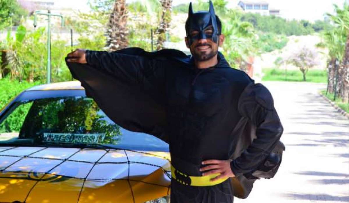 Mersinli taksici, moral vermek için "Batman" kostümüyle çalışıyor!