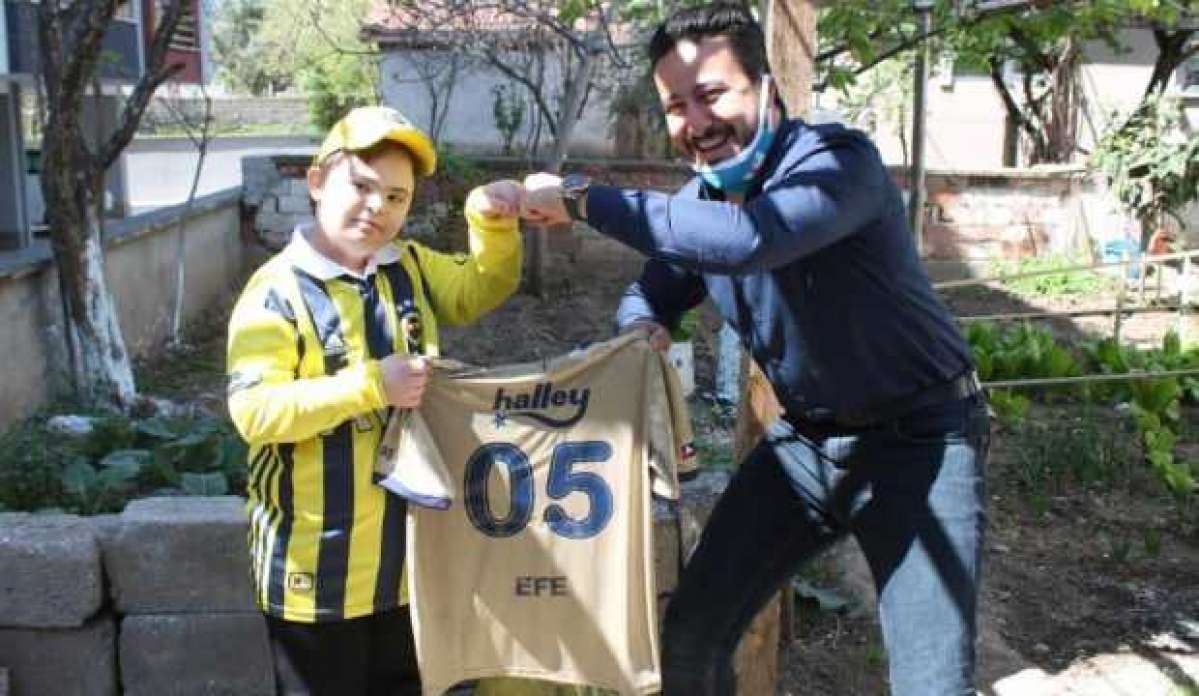 Mesut Özil'den Down sendromlu çocuğa 23 Nisan sürprizi