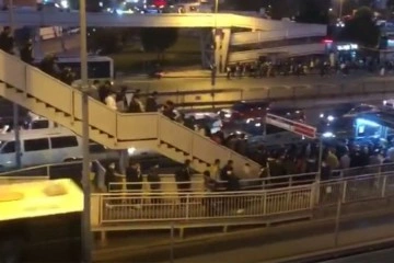 Metrobüs köprüsünde korkutan kalabalık
