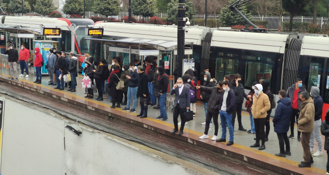 Metrobüs ve tramvayda sosyal mesafesiz yoğunluk dikkat çekti