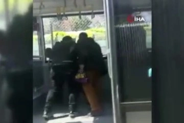 Metrob&uuml;ste bı&ccedil;aklı kavga: 3 yaralı