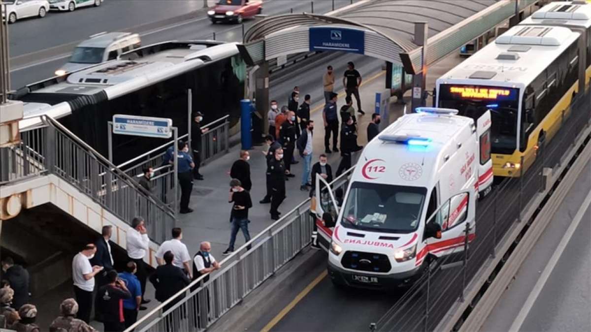 Metrobüsteki yolcuları alıkoyan şahıs kendini araç içine kapattı