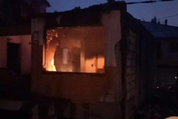 Metruk binada yakılan ateş, itfaiyeyi harekete ge&ccedil;irdi