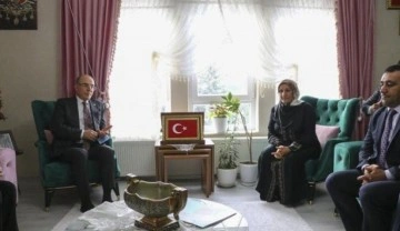 MHP&rsquo;li Karakaya şehit uzman çavuş Selçuk Paker&rsquo;in ailesini ziyaret etti