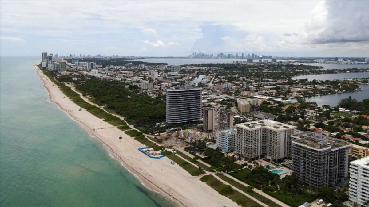 Miami'de bir kısmı çöken 13 katlı binanın tamamı kontrollü şekilde yıkıldı