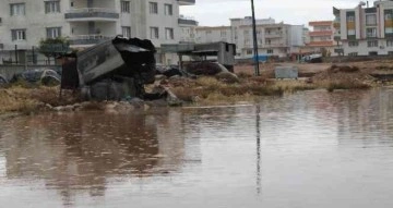 Midyat’ta evleri su bastı, yollar göle döndü; vatandaşlar belediyeye tepki gösterdi