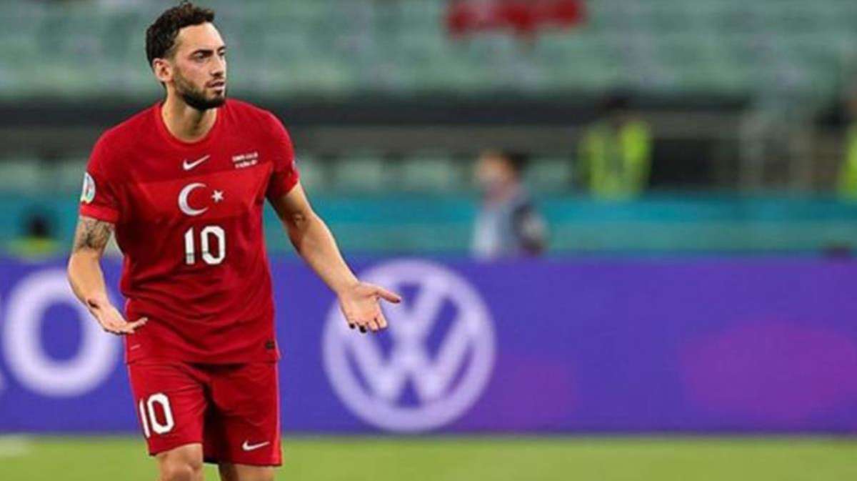 Milan'dan ayrılan Hakan Çalhanoğlu, ezeli rakip Inter'e imza atıyor